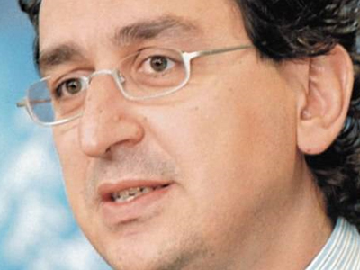 Του κάνει και small κοστούμι